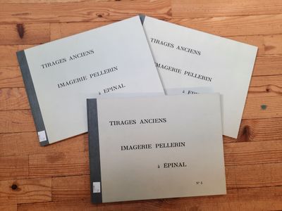 trois livres posés sur une table en bois, l'un à côté de l'autre