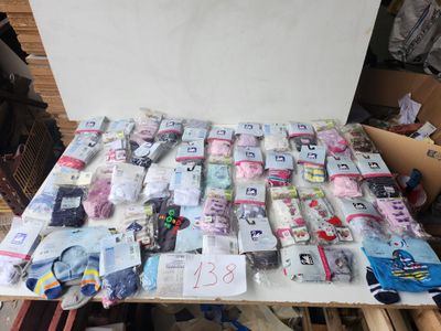 Lot d'environ 50 chaussetes de differentes tailles et marque…