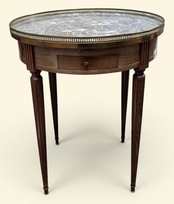 une table ronde avec un plateau en marbre et des pieds en bois
