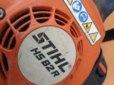 un souffleur orange posé sur une table, à côté d'une table en bois