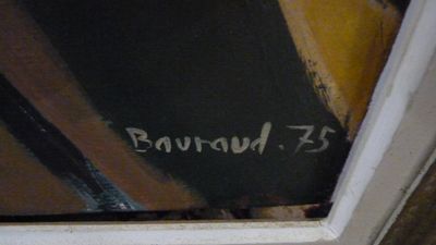 une photo d'un tableau accroché sur la porte d'une maison