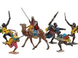 plusieurs figurines représentant des personnages à cheval, munis de lances et de boucliers