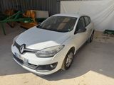 une voiture blanche garée dans un garage