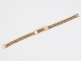 un bracelet en or avec un fermoir carré sur fond blanc