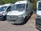 plusieurs fourgonnettes blanches garées les unes à côté des autres sur un parking