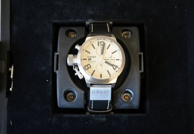 une montre qui se trouve dans une boîte noire