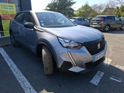 un SUV argenté garé sur un parking