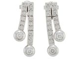 une image d'une paire de boucles d'oreilles en diamant sur fond blanc
