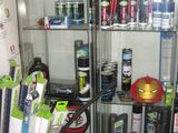 une vitrine en verre contenant de nombreux objets différents