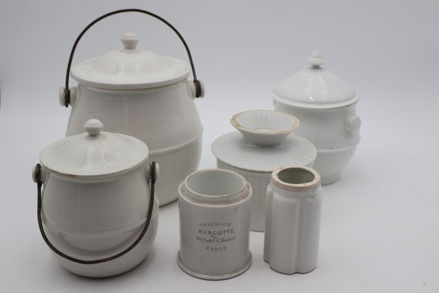 Trois pots avec couvercle (deux en aluminite) et divers (égrenure...