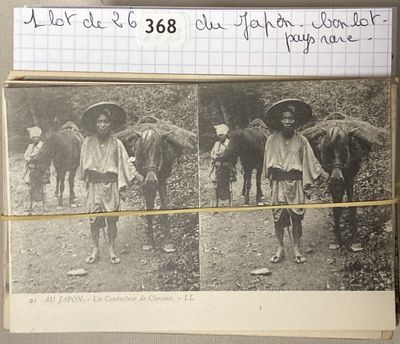 deux photos d'un homme et d'une femme marchant aux côtés de chevaux