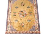 un tapis oriental sur fond blanc, avec une bordure bleue