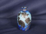 un vase bleu et blanc orné d'un oiseau