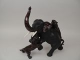 statue d'un éléphant avec des défenses sur fond blanc