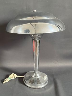une lampe en argent posée sur une table