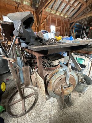 une vieille machine au milieu d'une pièce