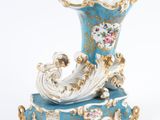 un vase bleu orné d'un décor doré