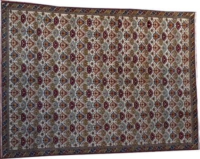un tapis orné d'un motif rouge et bleu