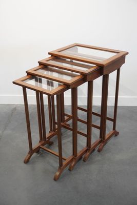 lot de trois tables gigognes avec plateaux en verre