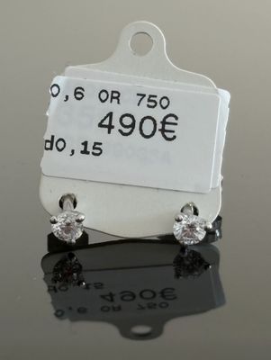 une étiquette à laquelle est attachée une étiquette de prix, posée sur une table