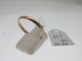 une bague en or avec une étiquette de prix dessus