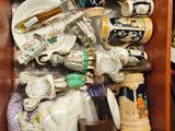 une boîte en bois remplie de nombreuses tasses de toutes sortes