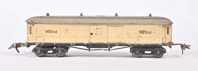 un wagon de train miniature posé sur une surface blanche