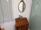 une commode et un miroir dans une petite pièce