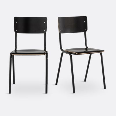 deux chaises noires placées côte à côte sur une surface blanche