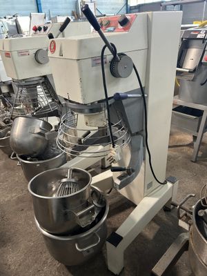 de nombreuses tables de mixage alignées dans une pièce