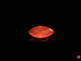 un losange orange sur fond noir