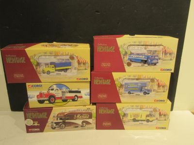 quatre boîtes de petits véhicules posées sur une table