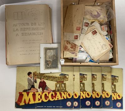 une boîte ouverte sur laquelle figure l'image d'un homme assis sur une table, à côté d'une pile de vieilles cartes postales