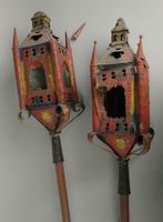 Paire de lanternes de procession en tôle laquée polychrome à… (photo 5)