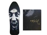 Le skateboard est décoré d'une illustration représentant le visage d'un homme.