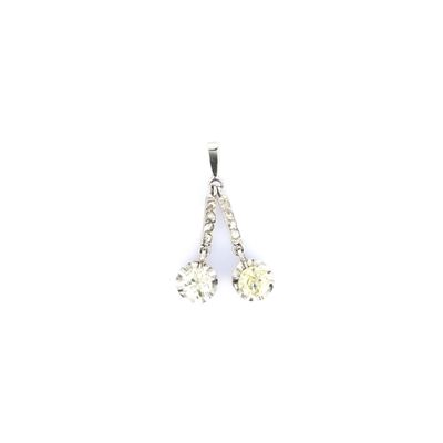 une image représentant un pendentif en forme de diamant avec une initiale, sur fond blanc
