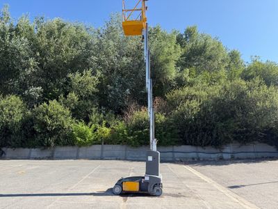 une grue qui se trouve au milieu d'un parking