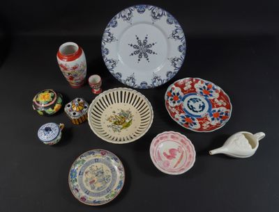 de nombreux types d'assiettes et de bols différents sur la table