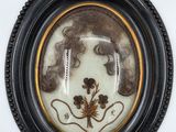 l'image d'un tableau représentant une femme aux cheveux longs, dans un cadre noir