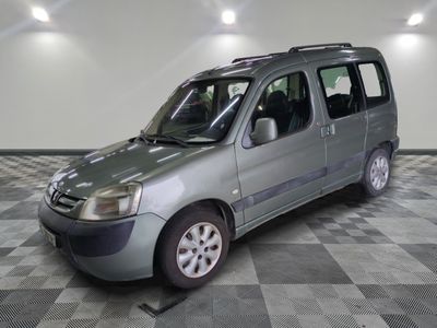 une camionnette argentée garée sur un sol en damier