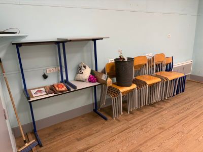 une pièce avec plusieurs chaises et une table à l'intérieur