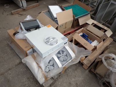 plein de cartons et encore des cartons remplis d'appareils électroniques par terre