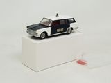 une voiture de police miniature posée sur une boîte blanche