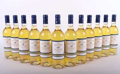 six bouteilles de vin blanc alignées