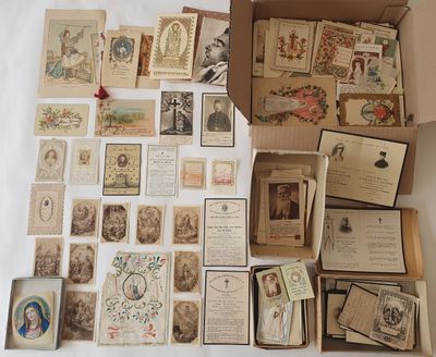 une boîte remplie de vieilles cartes postales sur une table