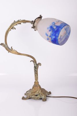 une image représentant une lampe avec un abat-jour en verre bleu