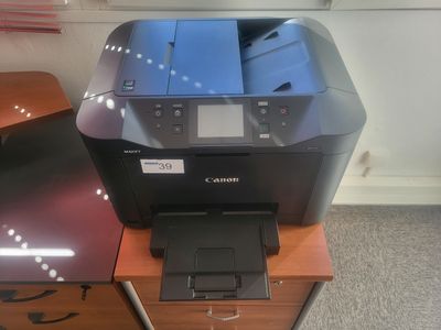 une imprimante posée sur un bureau à côté d'une autre imprimante