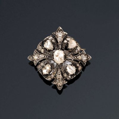 une broche en diamants et perles