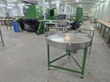 une image représentant une usine avec des machines et des tables à l'intérieur