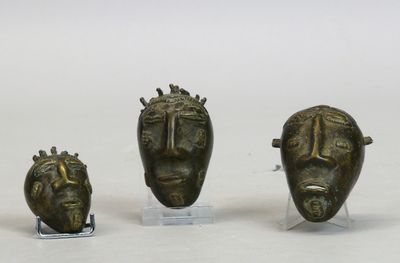 Trois petites têtes trophées en alliage de cuivre à patine s…